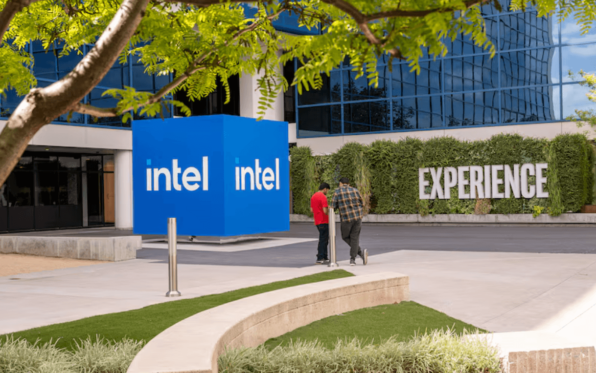 英特尔 (Intel) 股价 2026 年上涨超 170%:AI 代工厂转型究竟需要什么?